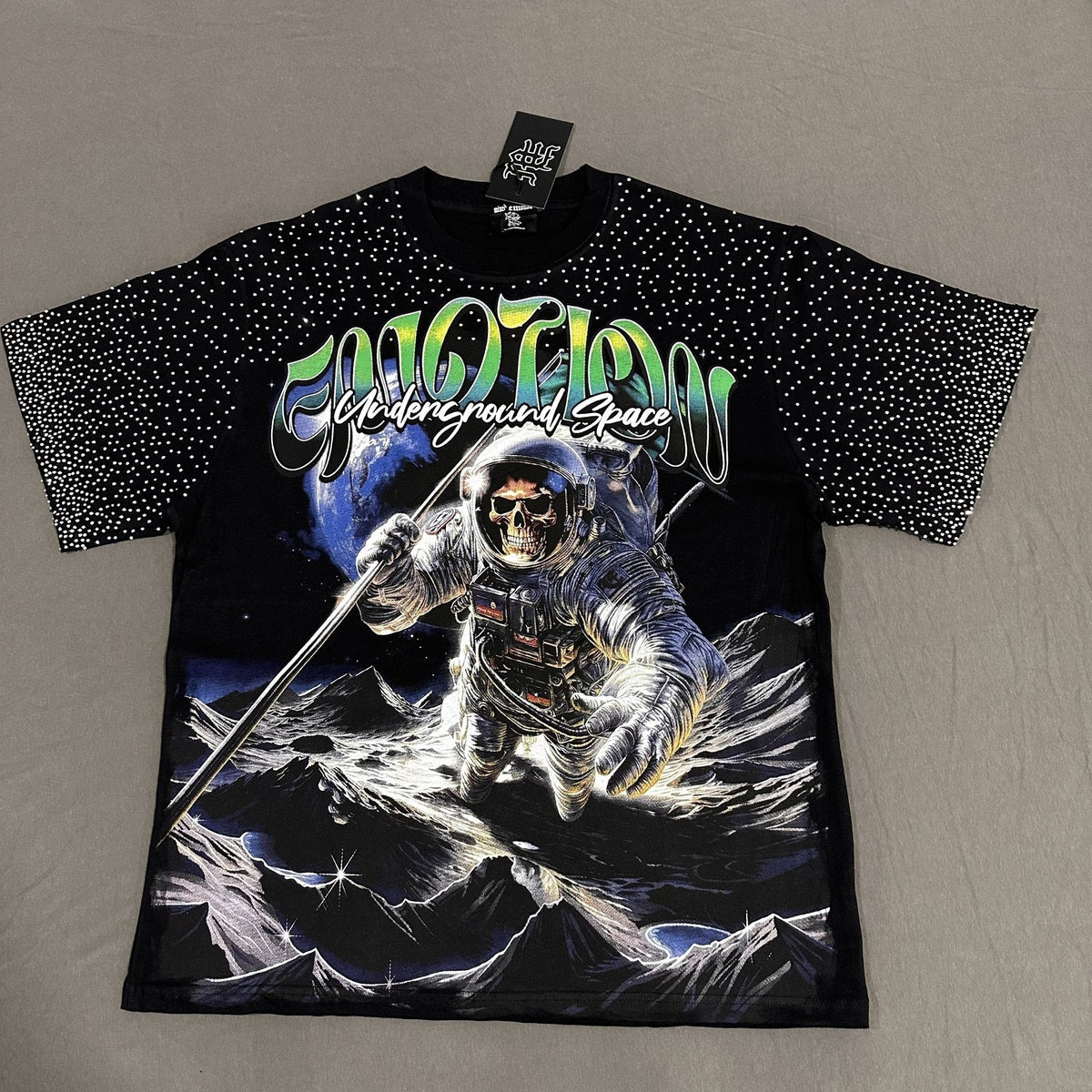 MIXED EMOTION Astronaut Skull Graphic T-Shirt