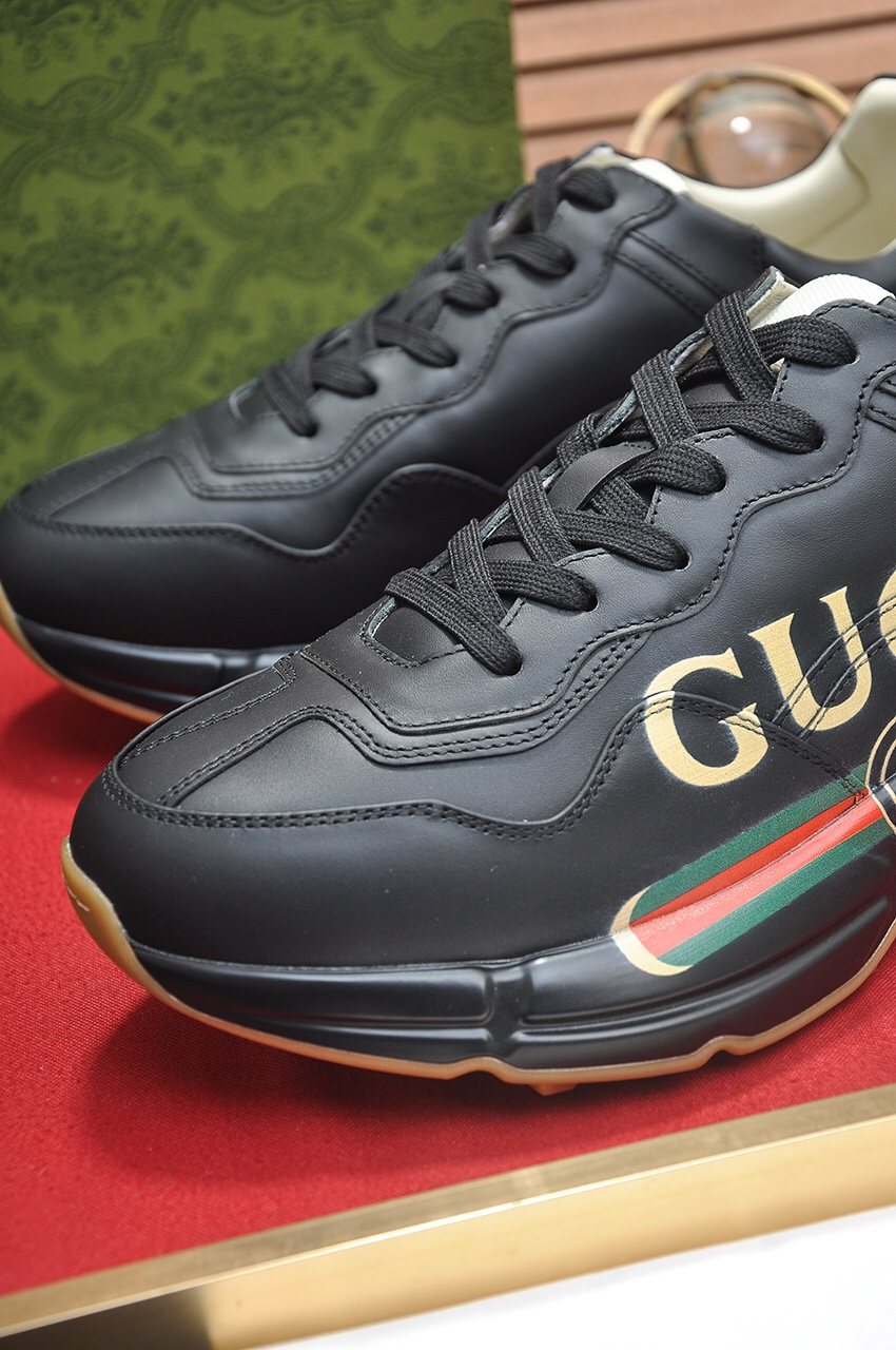 Gucci Logo Stripe Low-Top Sneakers