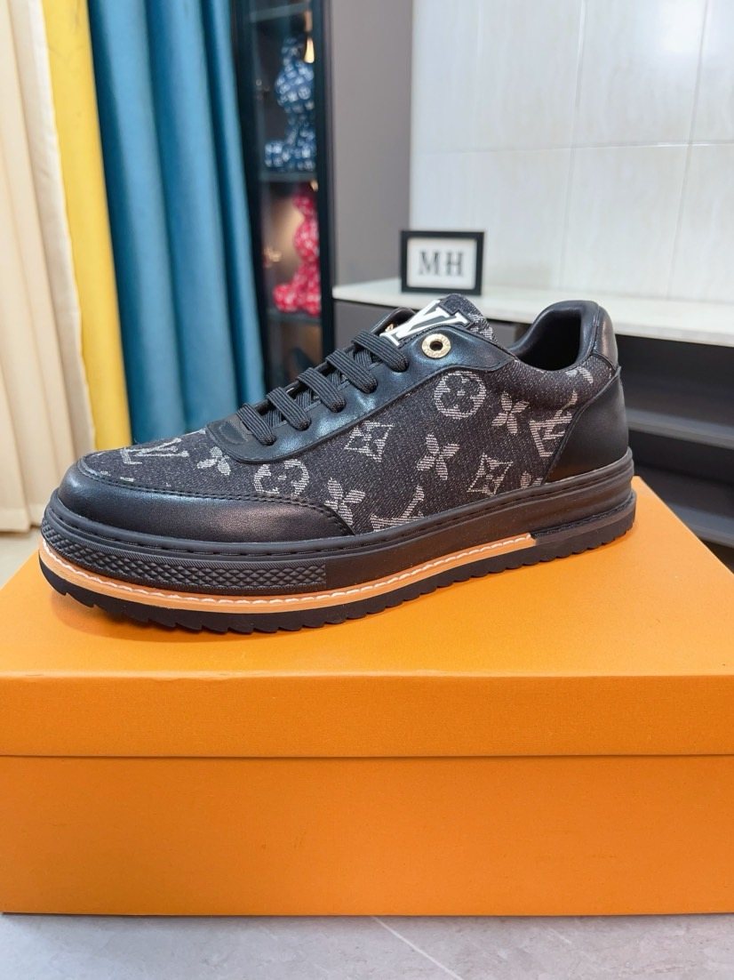 Louis Vuitton Monogram Low-Top Sneakers - Contrast Trim