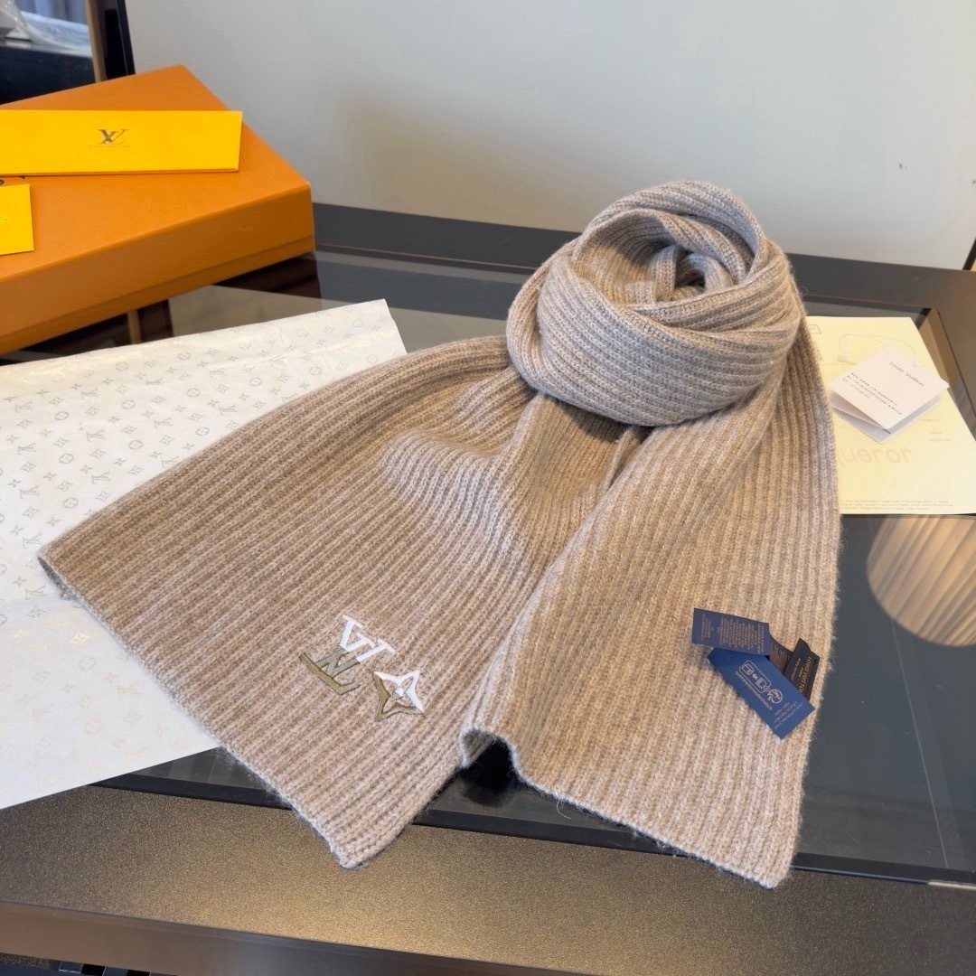 Louis Vuitton Rib-Knit Beanie & Scarf Set